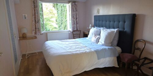 Chambre Roserai avec lit queen size haut de gamme à Remoncourt, près de Vittel dans les Vosges – gite88chezpierre.