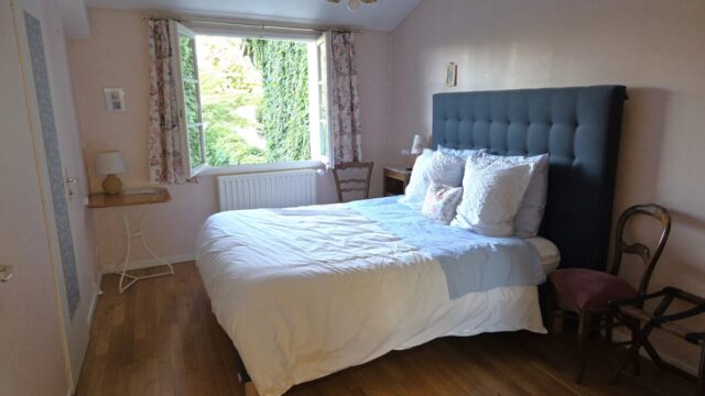 Chambre Roserai avec lit queen size haut de gamme à Remoncourt, près de Vittel dans les Vosges – gite88chezpierre.