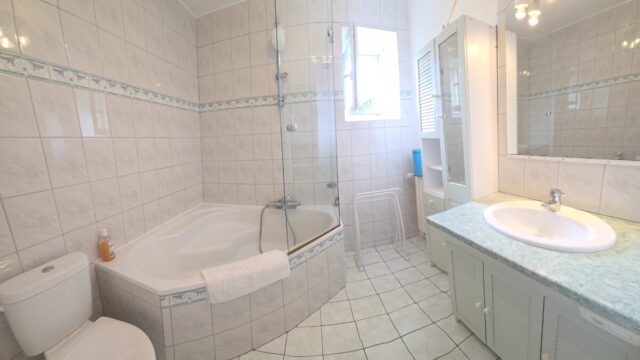 Gite le Potager Indépendant baignoire angle lavabo WC Remoncourt-Proche vittel-vosges-gite88chezpierre