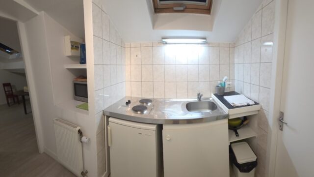 Studio mansardé à Remoncourt, proche de Vittel dans les Vosges, cuisine kitchenette équipée avec plaques de cuisson, micro-ondes, frigo et vaisselle, gite88chezpierre