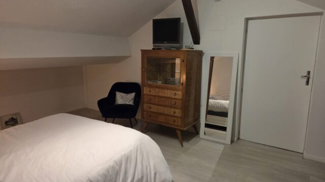 Studio mansardé à Remoncourt, proche de Vittel dans les Vosges, meuble TV, gite88chezpierre.com