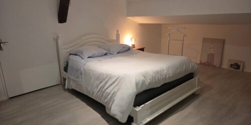 Studio Mansarde, chambre séjour lit double, climatisation Remoncourt, Proche vittel, vosges, gite88chezpierre