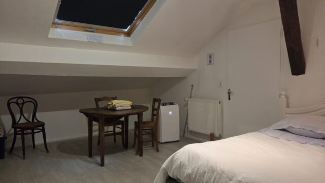 Studio Mansarde, chambre séjour table à manger, Remoncourt, Proche vittel, Vosges, gite88chezpierre